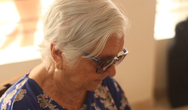 Saiba por que os cabelos ficam brancos e como prevenir a mudança na coloração