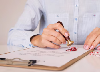 Pai deixa herança de R$ 319 milhões para ex-funcionária e filho se revolta após ficar sem nada