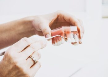 Talvez o seu próximo implante dentário seja de material feito com ‘xixi’