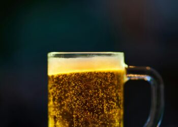Truque caseiro para gelar cerveja rápido é sucesso aqui em casa
