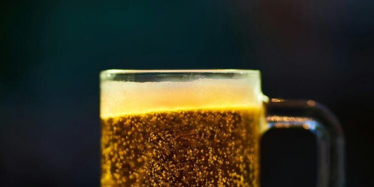 Truque caseiro para gelar cerveja rápido é sucesso aqui em casa
