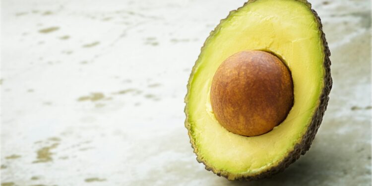Parte mais descartada do abacate age contra as dores e cuida dos rins