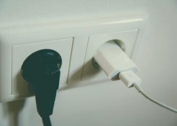 5 vilões da conta de luz que é melhor tirar da tomada se não estiver usando