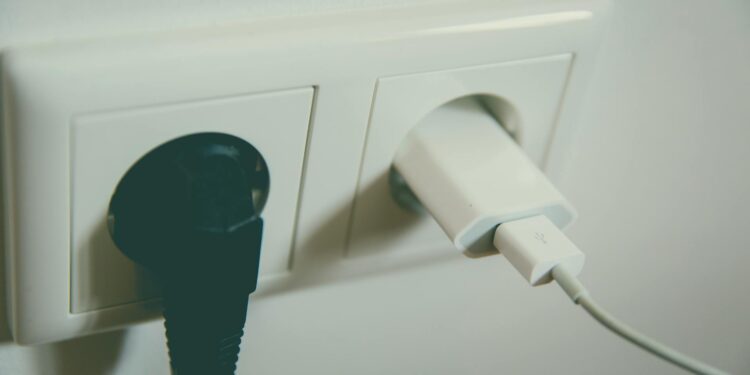 5 vilões da conta de luz que é melhor tirar da tomada se não estiver usando