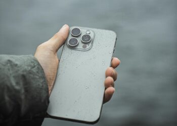 Nem arroz, nem toalha: essa é a melhor solução para secar um celular molhado