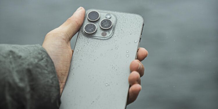 Nem arroz, nem toalha: essa é a melhor solução para secar um celular molhado