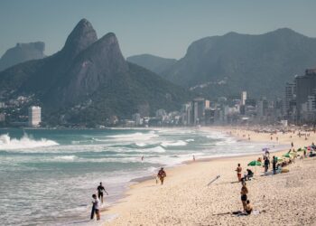 Pessoas do mundo inteiro estão com os olhos voltados para duas praias no Brasil