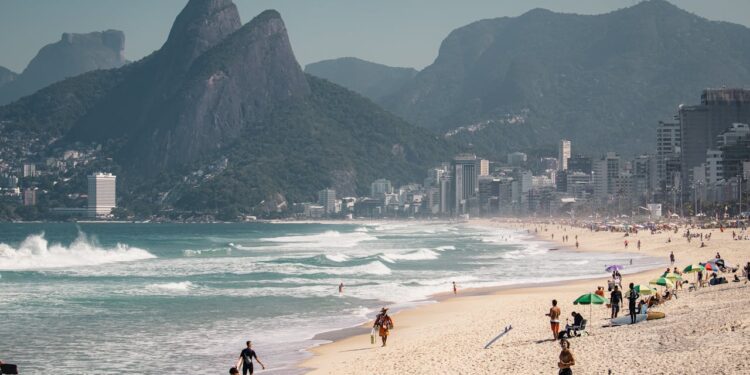 Pessoas do mundo inteiro estão com os olhos voltados para duas praias no Brasil