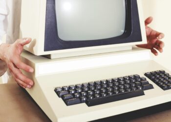 Homem tomou atitude inusitada após comprar 2.200 computadores em 1983 e nunca usar