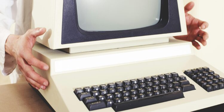 Homem tomou atitude inusitada após comprar 2.200 computadores em 1983 e nunca usar