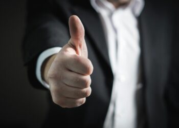 O que a psicologia diz sobre pessoas que só respondem com sinal de positivo