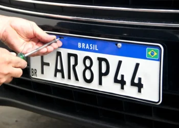 Mini placa Mercosul vira febre, mas uso indevido pode gerar multa e retenção do veículo