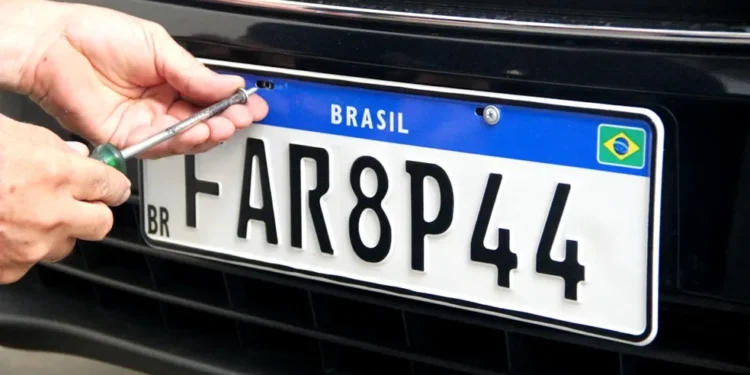 Mini placa Mercosul vira febre, mas uso indevido pode gerar multa e retenção do veículo