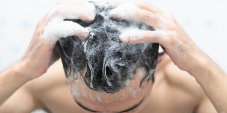 Manter esse hábito durante o banho fará seu cabelo pedir socorro