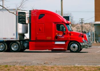 Caminhoneiro atravessa carreta em pedágio e bloqueia passagem de veículos na BR-101