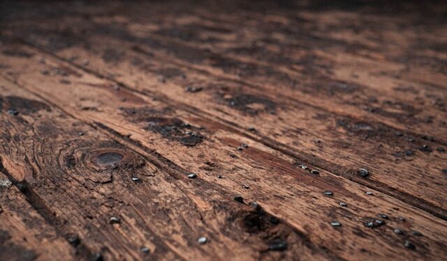 Saiba como remover manchas de água em móveis de madeira sem gastar uma fortuna