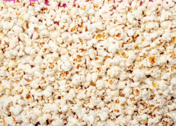Esse é o melhor truque caseiro para fazer a pipoca perfeita de domingo