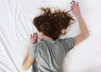 Olhar para os dois lados da cama antes de dormir pode melhorar seu sono