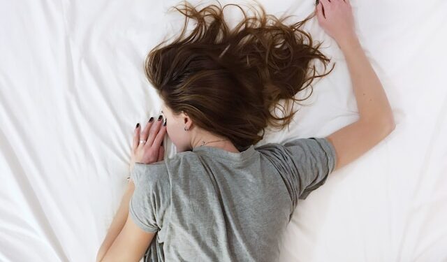 Olhar para os dois lados da cama antes de dormir pode melhorar seu sono