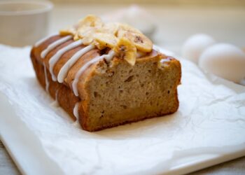 Leva só 3 ingredientes: esse bolo de banana saudável é perfeito para o dia a dia