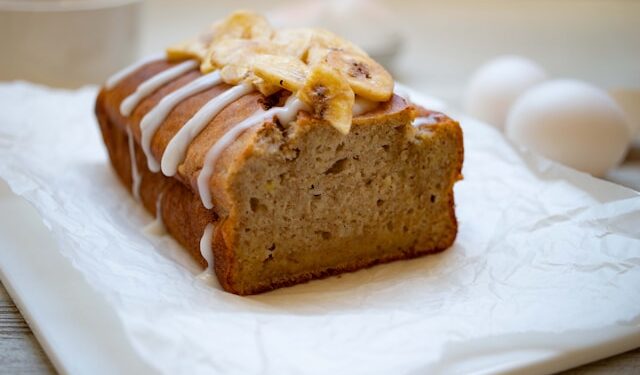 Leva só 3 ingredientes: esse bolo de banana saudável é perfeito para o dia a dia