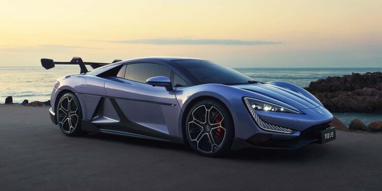 BYD não para de surpreender e agora entra para o mundo dos supercarros