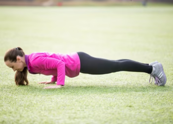 Conheça os melhores exercícios para moldar o corpo sem ter que sair de casa no frio