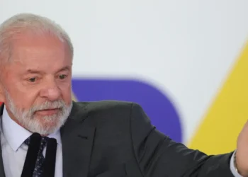 Lula pula de alegria com novo poço de petróleo descoberto que vai render bilhões ao Brasil