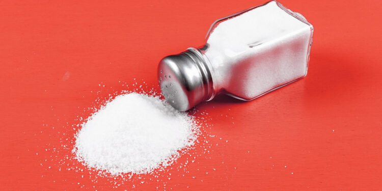 O truque com sal que vai salvar você dos respingos de óleo