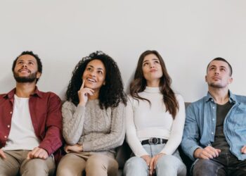 O que significa quando uma pessoa sempre levanta para outra sentar, de acordo com a psicologia