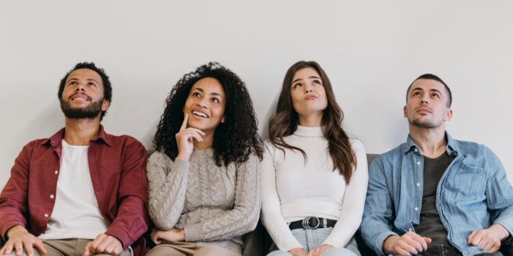 O que significa quando uma pessoa sempre levanta para outra sentar, de acordo com a psicologia