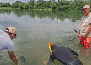 Depósito enorme com barras de 2 mil anos é encontrado submerso em rio