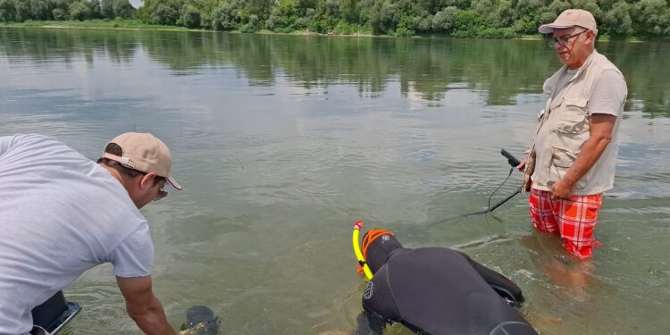 Depósito enorme com barras de 2 mil anos é encontrado submerso em rio