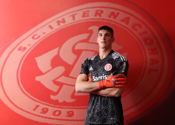 Goleiro do Internacional cria método para driblar regra dos 8 segundos