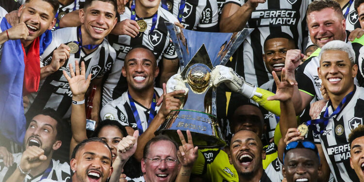 Avião com R$ 410 milhões a bordo pode desembarcar no Botafogo