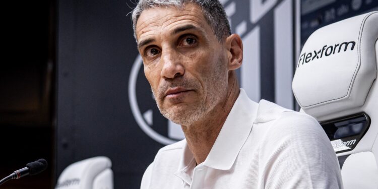 Vazou o salário milionário do técnico Vojvoda no Santos 