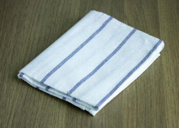 Receita caseira com 3 ingredientes vai deixar seus panos de prato brilhando