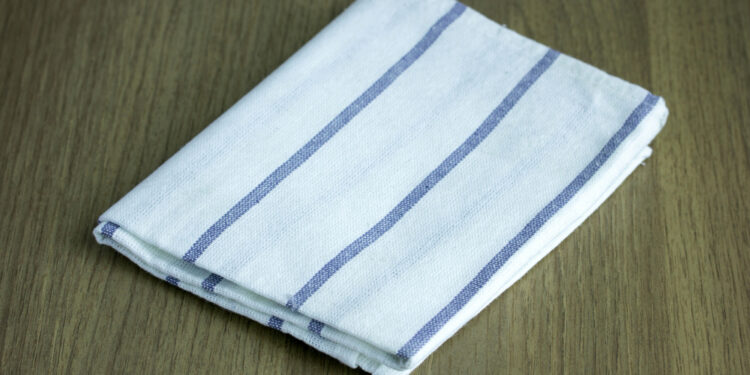 Receita caseira com 3 ingredientes vai deixar seus panos de prato brilhando