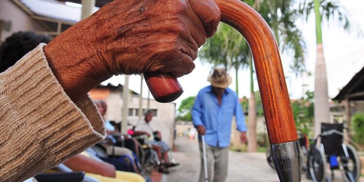 Idosos com mais de 75 anos recebem ótima notícia sobre o Imposto de Renda