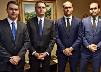 Filho de Jair Bolsonaro precisou ser levado ao hospital após descobrir o que aconteceu com o pai