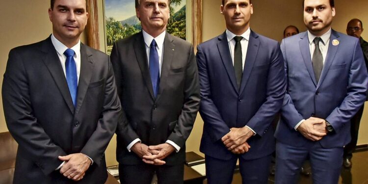 Filho de Jair Bolsonaro precisou ser levado ao hospital após descobrir o que aconteceu com o pai