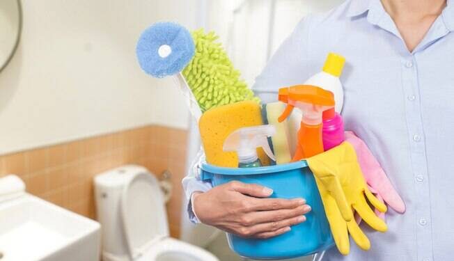 Respeitar a ordem correta para limpar o banheiro evita problemas de saúde