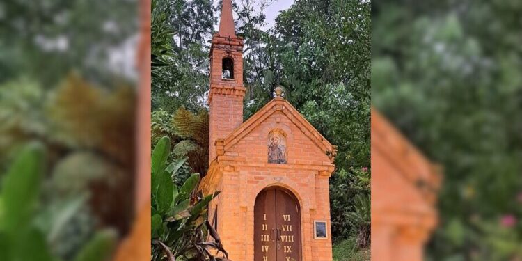 Menor igreja do Brasil cabe só 3 pessoas por vez