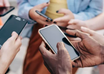 Função pouco lembrada de celulares Android melhora o som na hora