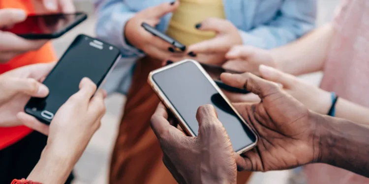 Função pouco lembrada de celulares Android melhora o som na hora