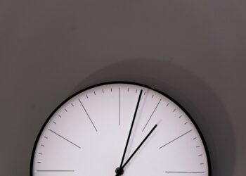 Maneira ideal de obedecer ao despertador está salvando emprego dos atrasados