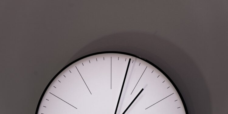 Maneira ideal de obedecer ao despertador está salvando emprego dos atrasados