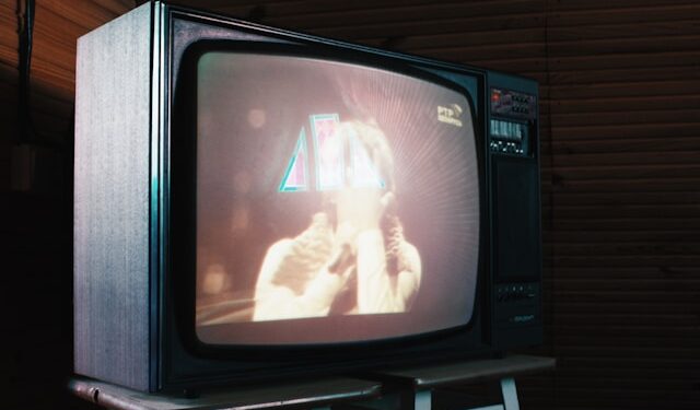 Ter uma TV de tubo guardada em casa é o mesmo que ter um tesouro