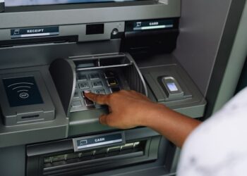 Tem como depositar dinheiro na conta do banco por caixas eletrônicos 24h?