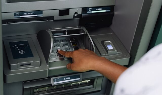 Tem como depositar dinheiro na conta do banco por caixas eletrônicos 24h?